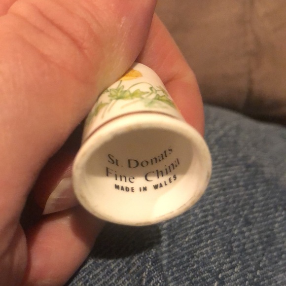 Set of 12 Porcelain Bone China Thimbles from Europe - Picture 11 of 13